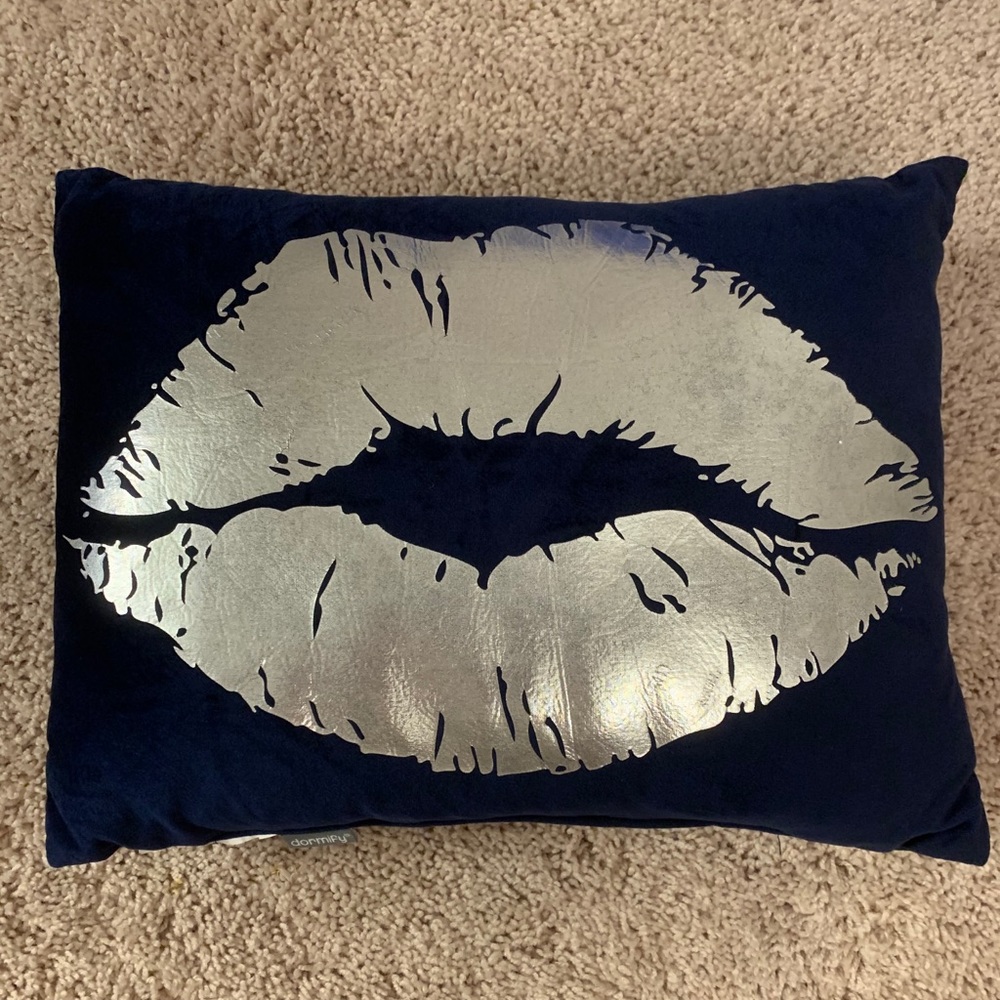 Dormify lip pillow